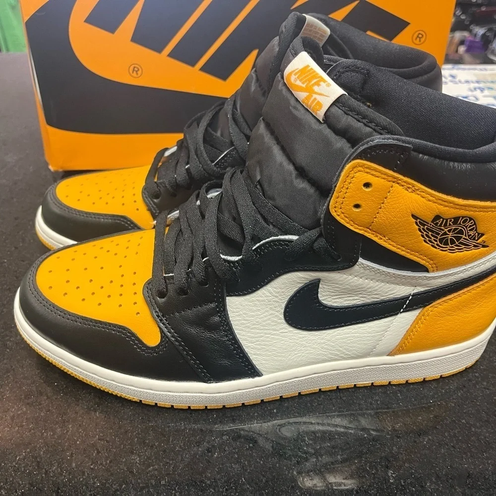 Sz 7 Air Jordan 1 Retro High OG 'Yellow Toe'
